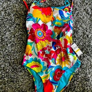 Beautiful tropical floral bikini!! ☀️🌺